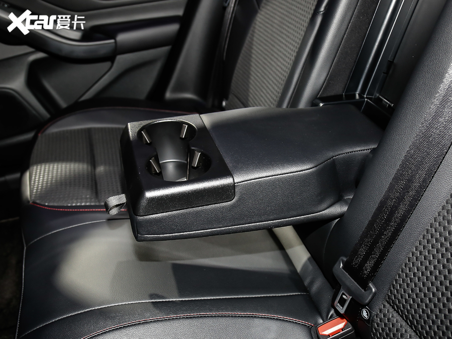 2021���˹ �Ɏ� EcoBoost 180 �Ԅ�ST Line