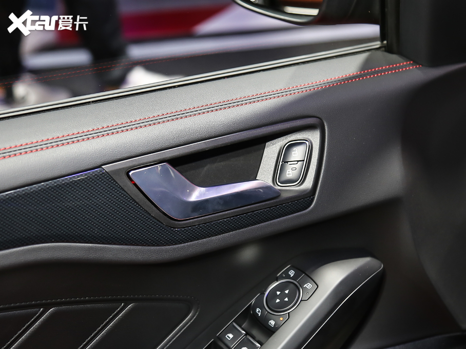 2021���˹ �Ɏ� EcoBoost 180 �Ԅ�ST Line