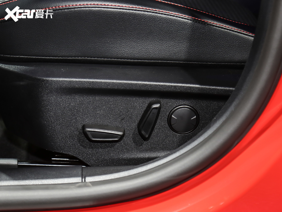 2021���˹ �Ɏ� EcoBoost 180 �Ԅ�ST Line