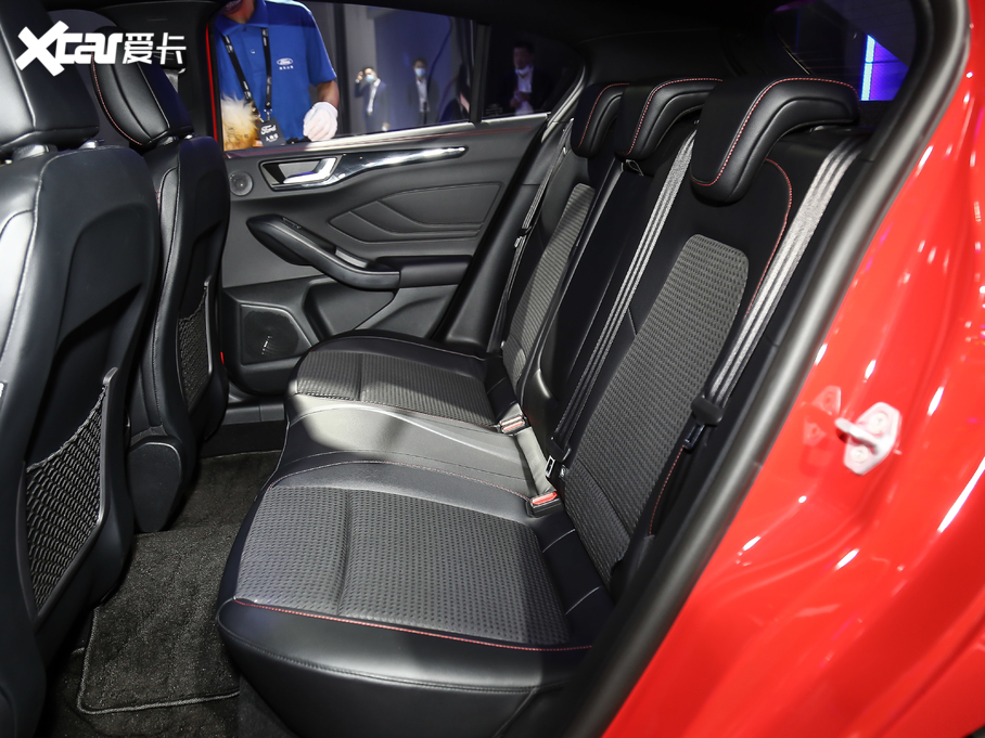 2021���˹ �Ɏ� EcoBoost 180 �Ԅ�ST Line