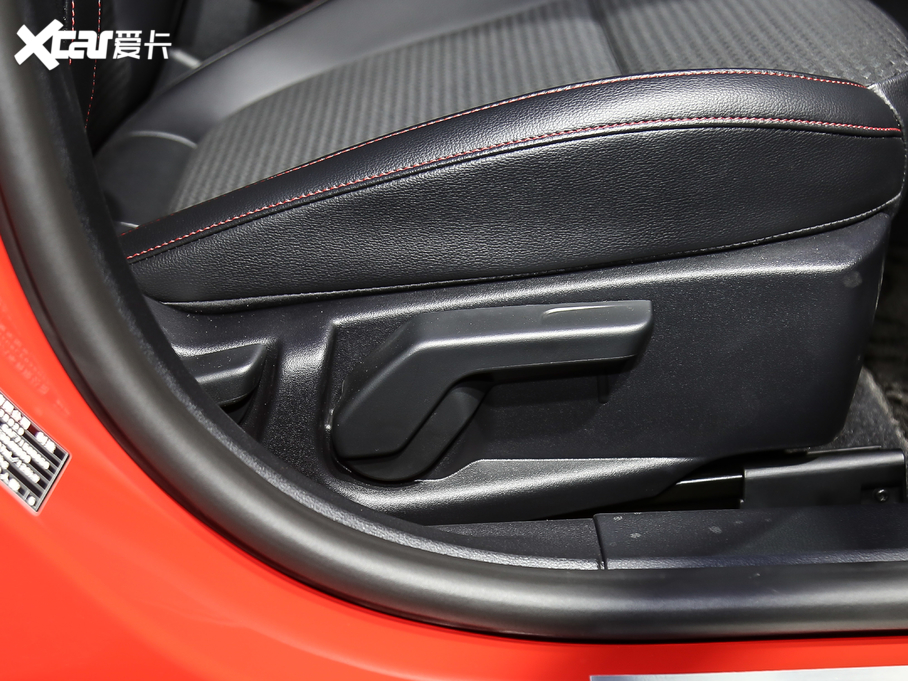 2021���˹ �Ɏ� EcoBoost 180 �Ԅ�ST Line