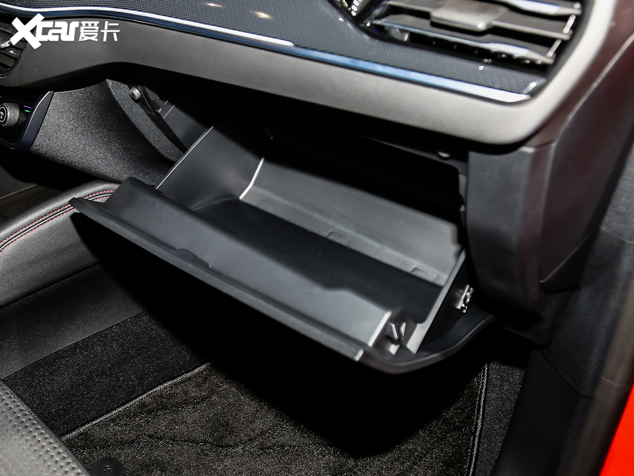 2021���˹ �Ɏ� EcoBoost 180 �Ԅ�ST Line