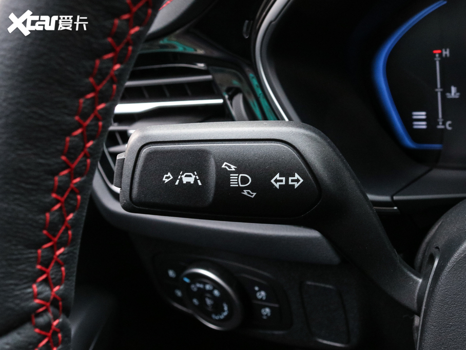 2021�����˹ �Ɏ� EcoBoost 180 �Ԅ�ST Line