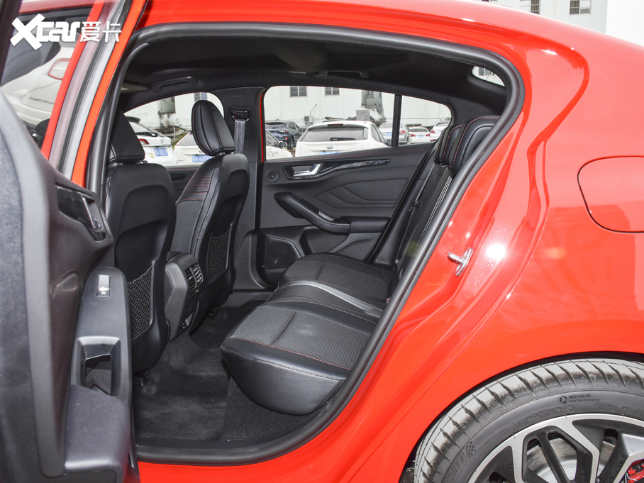 2021˹  EcoBoost 180 ԄST Line