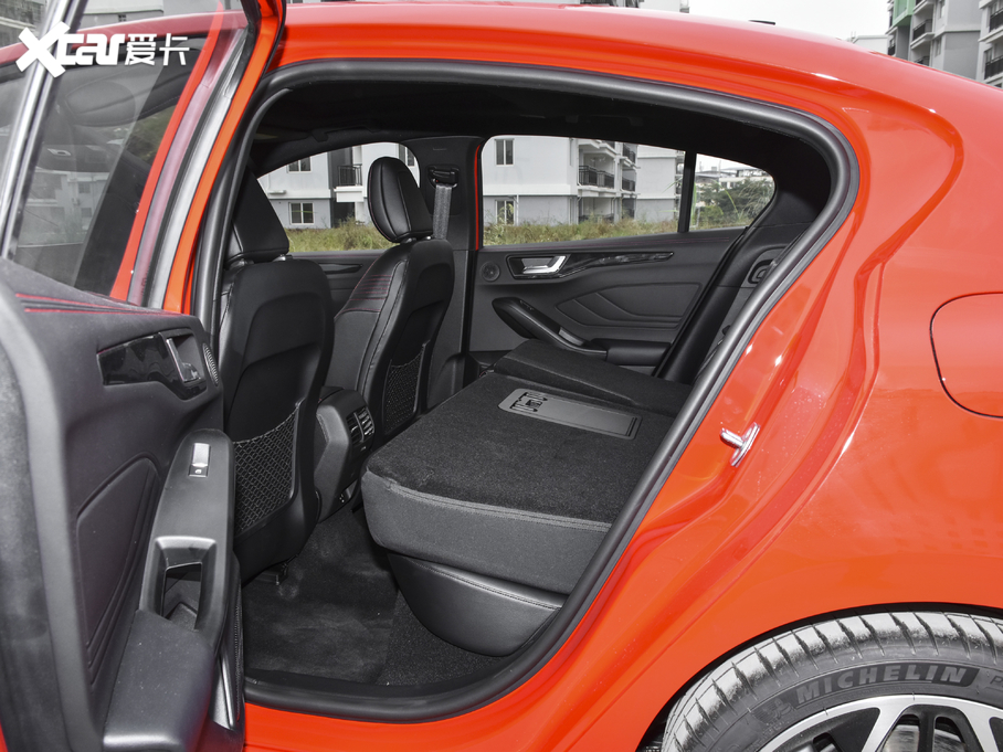 2021˹  EcoBoost 180 ԄST Line