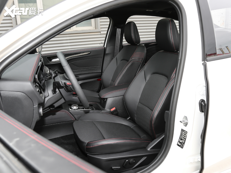 2021˹  EcoBoost 180 ԄST Line