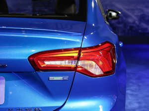 2021 EcoBoost 180 ԄST Line β