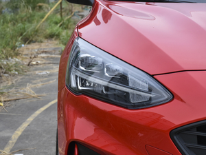 2021 EcoBoost 180 ԄST Line ^