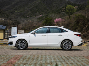 2021款1.5L 自动荣耀版 正侧（左）