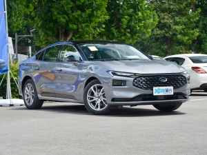 2022款改款 EcoBoost 245 豪华型  右前45度