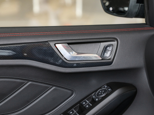 2022Ɏ EcoBoost 180 ԄST Line п؅^