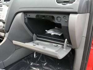 2011款2.0L 自动运动版 手套箱
