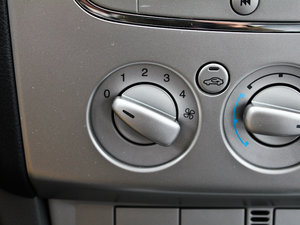 2011款1.8L 手动舒适版 中控区