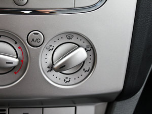 2011款1.8L 手动舒适版 中控区