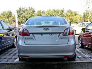 2010款三厢 1.5L 手动光芒限定版 正后	