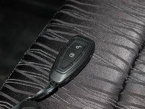 2013款1.5L 自动尊贵型 车钥匙