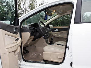 2012款1.8L 手动基本版 前排空间