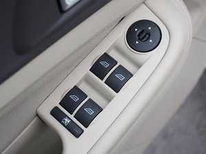 2012款1.8L 手动基本版 主驾车窗控制区	