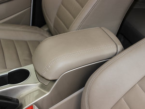 2013款2.0GTDi 四驱尊贵版 中央扶手箱