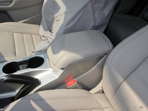 2013款1.6GTDi 四驱精英版 中央扶手箱