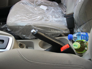 2013款三厢 1.5L 自动时尚型 驻车制动器
