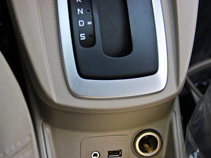 2013款三厢 1.5L 自动时尚型 中控区