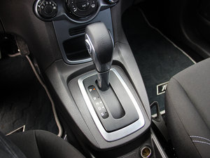 2013款两厢 1.5L 自动时尚型 换挡杆