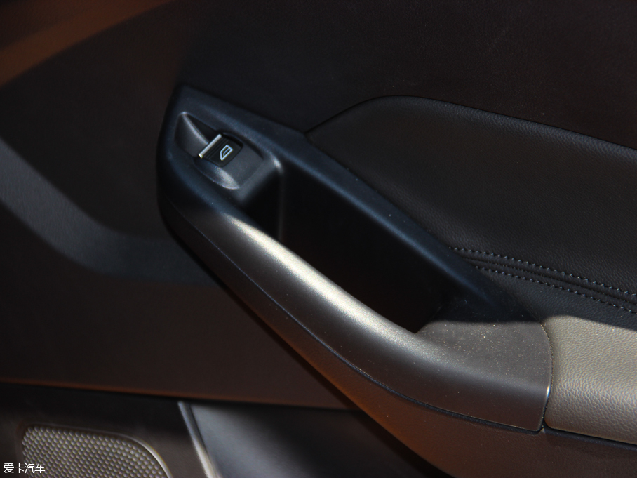 2015˹ Ɏ EcoBoost 180 Ԅ\