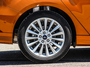 2015Ɏ EcoBoost 180 Ԅ\ ^