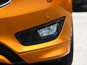 2015Ɏ EcoBoost 180 Ԅ\ ǰF