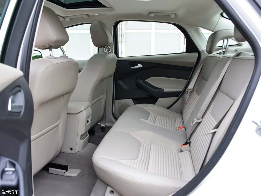 長(zhǎng)安福特2015款新福克斯三廂