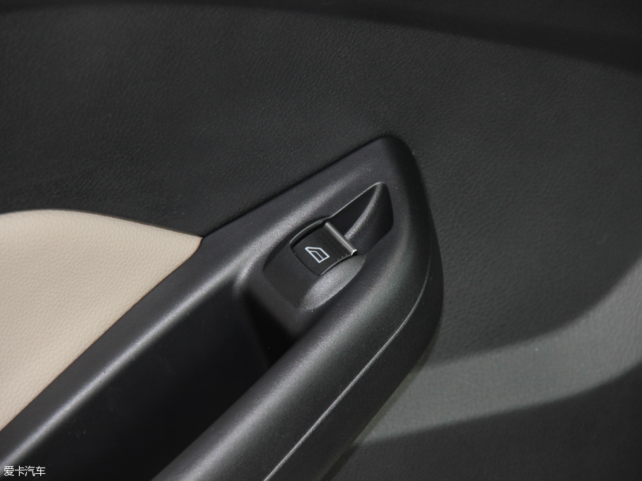 2015˹  EcoBoost 180 ԄŞ