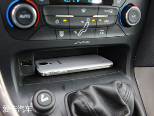 長(zhǎng)安福特2015款新福克斯三廂