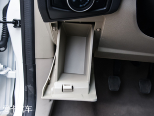 長(zhǎng)安福特2015款新福克斯三廂