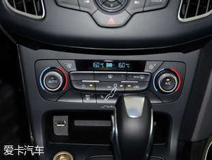 長(zhǎng)安福特2015款新福克斯三廂