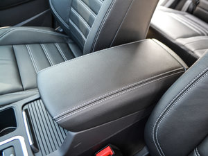 2017款EcoBoost 180 两驱豪翼型 中央扶手箱
