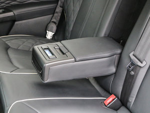 2017款EcoBoost 245旗舰型 后排中央扶手