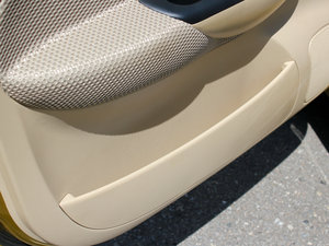 2010款1.0L P-TEC手动活力版 前门储物空间