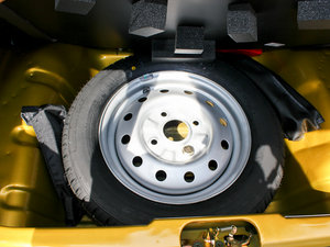 2010款1.0L P-TEC手动活力版 备胎