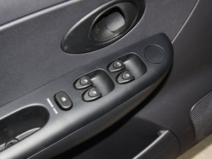 2012款1.0L P-TEC手动优越版 主驾车窗控制区	