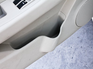 2012款1.8L 手动豪华版 前门储物空间