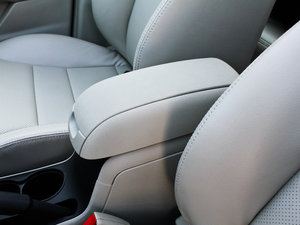 2012款1.8L 手动豪华版 中央扶手箱