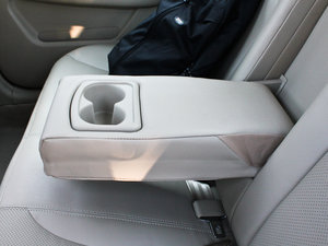 2012款1.8L 手动豪华版 后排中央扶手