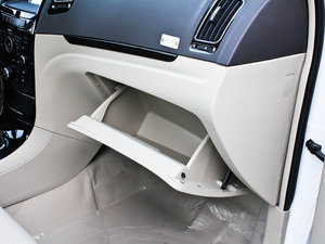 2012款1.8L 手动豪华版 手套箱
