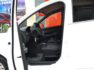 2017款1.5L 手动基本型 前排空间