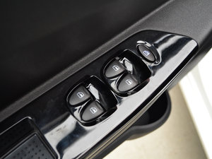 2017款1.5L 手动基本型 主驾车窗控制区	