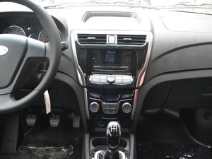 2017款1.5L 手动基本型 中控台