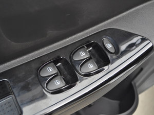 2017款1.5L 手动舒适型 主驾车窗控制区	