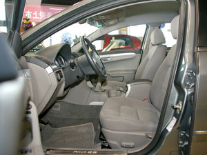 2010款2.0TGDI 手动豪华版 前排空间