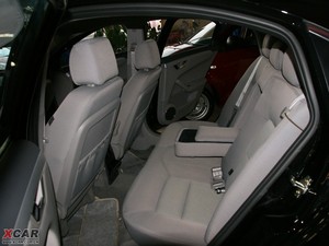 2010款2.0TCI 手动豪华版 后排空间